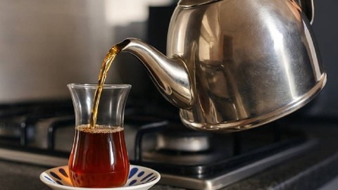 Her Evde Kullanılan Ünlü Çaydanlık Markası Zehir Saçıyor: Tüm Satışları Durduruldu