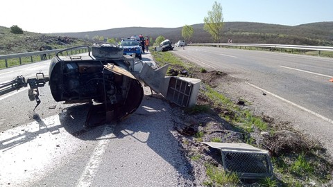 Takla Atan Minibüsteki 1 Kişi Öldü, 2 Kişi Yaralandı