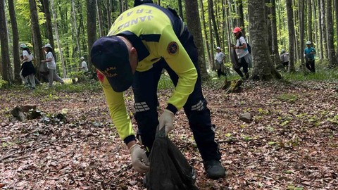 Gölcük'te Öğrenciler Çevre Temizliği Yaptı