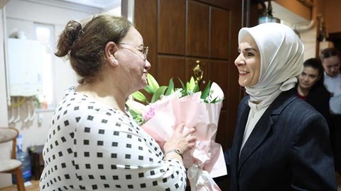 Bakan Göktaş'tan Gönüllü Anneye Anneler Günü Ziyareti