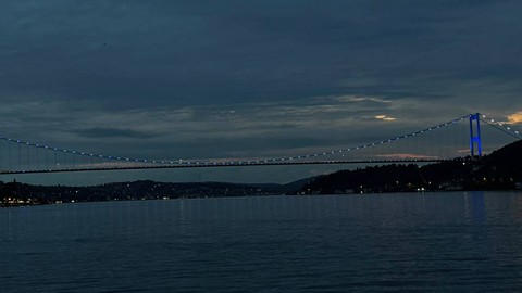 Fatih Sultan Mehmet Köprüsü Maviye Büründü