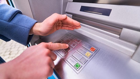 ATM'lerdeki Kırmızı Tuşun Gizli Tüyosu: Nakit Para Çekerken Dikkat!