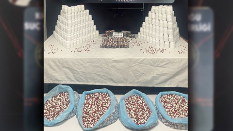 İzmir’de Zehir Tacirine Çöp Kovalı Baskın: 46 Bin 260 Sentetik Ecza Ele Geçirildi