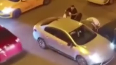 Küçükçekmece’de Bıçaklı Kavga: 1 Yaralı, O Anlar Kamerada