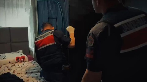 Dolabın İçinden Sera Çıktı! Polisler Gözlerine İnanamadı