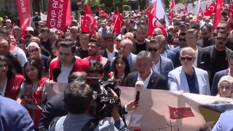 CHP Lideri Özel ve ABB Başkanı Yavaş Gençlerle Anıtkabir'e Yürüdü