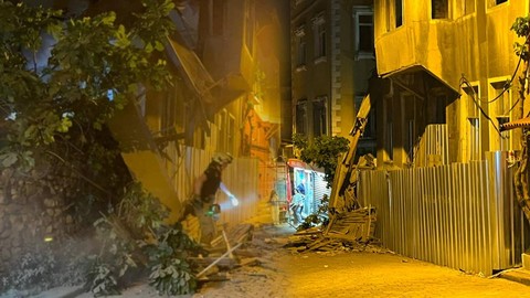 İstanbul'da 2 Katlı Bina Çöktü! 6.2'lik Depremde Hasar Almış