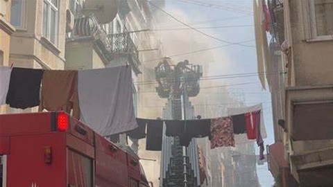 Beyoğlu'nda Yangın Paniği! Mahsur Kalan 2 Kişi Kurtarıldı