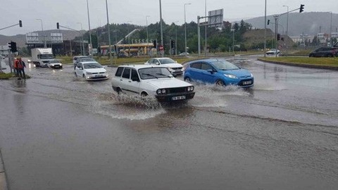 Karabük'ü Sağanak Vurdu! Hayat Felç Oldu