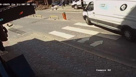 Beyoğlu’nda Ticari Minibüs Yayaya Çarptı: Kaza Anı Kamerada