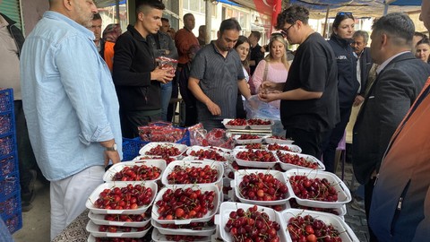 En Doyumsuz Yarışma! 10 Dakikada 2,5 Kilo Kiraz Yedi