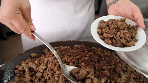 Kavurmayı Lokum Gibi Yapıyor! Yılların Ustası Püf Noktayı Açıkladı
