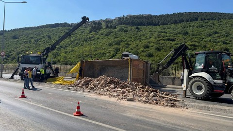 Maltepe'de Hafriyat Kamyonunun Damperi Devrildi