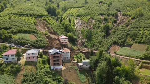 Trabzon’da Heyelan Alarmı: 5 Ev Tehlikede, Tahliye Başladı