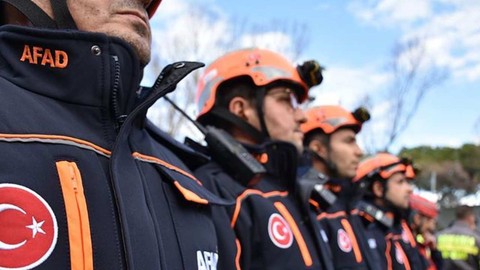 Antalya'da Falezlerde Kalan Turistler Kurtarıldı