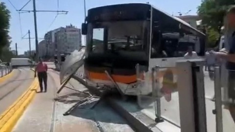 Eskişehir’de Belediye Otobüsü Tramvay Durağına Daldı, 2 Yaralı