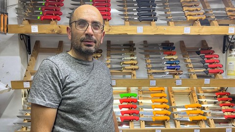 Gözleri Görmüyor, Elleriyle Hissederek Yapıyor! Müşterileri Kapısından Ayrılmıyor