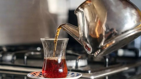 Çaydan Tasarruf İçin İkinci Kez Demlemek Yaralı mı Zararlı mı? Gerçekler Doktorları Bile Şaşırttı
