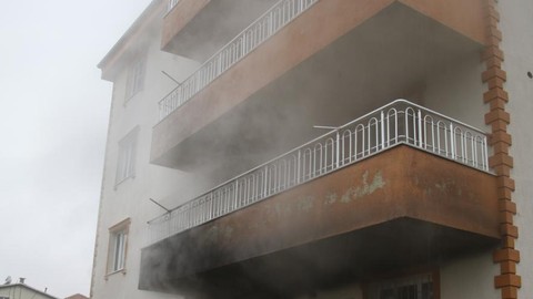 Uşak'ta 2 Katlı Evde Yangın Paniği