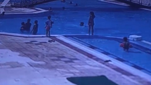Havuzda Korku Dolu Anlar… 3 Yaşındaki Çocuk Saniyelerle Ölümden Döndü