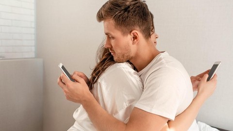 Eşiniz veya Sevgilinizin Telefonunda Eski Sevgilisinin Fotoğrafları Varsa Dikkat