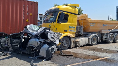 TEM Otoyolu'nda Feci Kaza: Otomobil, Tır ile Hafriyat Kamyonu Arasında Sıkıştı