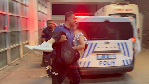 Yolda Düşüp Kafasını Çarpan Çocuğu Polisler Kurtardı