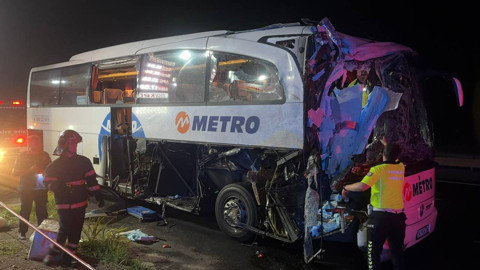 Sakarya'da Feci Kaza! Yolcu Otobüsü Tıra Çarptı