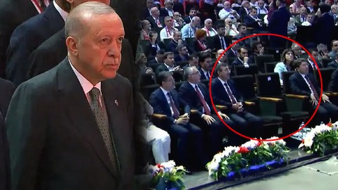 Cumhurbaşkanı Erdoğan'ın Kürsüye Çıkması Bekleniyordu, Bir Anda Salonu Terk Etti... Tüm Programı Bozan Gizemli Telefon!
