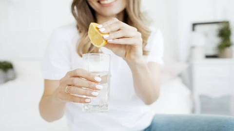 1 Ay Boyunca Aç Karna Limonlu Su İçince Vücutta Neler Oluyor? Etkisine İnanamayacaksınız