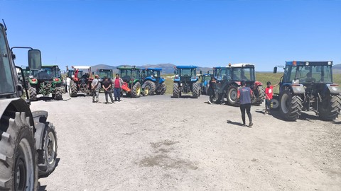 Kars’ta Köylülerden 'Su' Eylemi! Traktörleriyle Yol Kapattılar