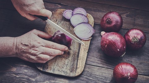 Soğan Doğrarken Gözlerimiz Neden Yaşarır? İşte Bilimsel Nedeni ve Çözüm Yolları