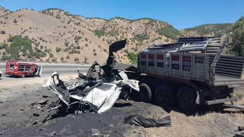 Bingöl Genç’te Demir Tozu Taşıyan Tır Devrildi: 1 Ölü