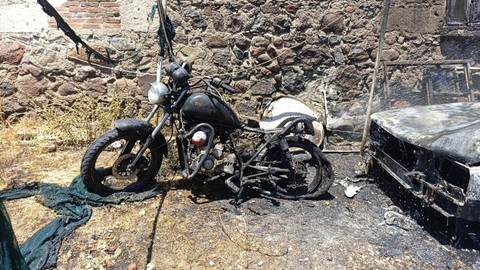 Park Halindeki Otomobil ile Motosiklet Kül Oldu