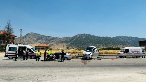 Burdur'da İki Otomobil Çarpıştı