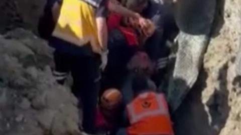 Tünel Çevresinde Toprak Kaydı, 2 İşçi Göçük Altında Kaldı