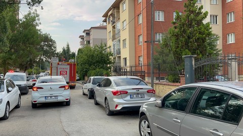 Alkollü Şahıs Komşularına Kabusu Yaşattı, Polisler Zor İkna Etti