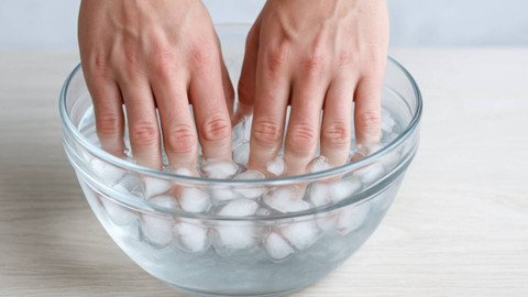 Ellerinizi 1 Dakika Buzlu Suda Bekletince Bakın Ne Oluyor! Etkisine İnanamayacaksınız