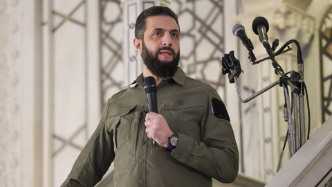 Suriye Devriminin Birinci Yılı | Ahmed Şara Şam'a Girdiği Kıyafetle Emevi Camisi'ne Gitti, 'Kardeşlik' Mesajı Verdi