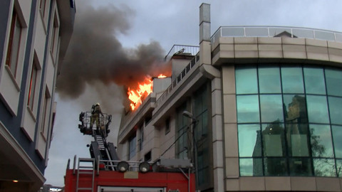Ataşehir'de Korkutan Alevler: Otelde Kalanlar Tahliye Edildi
