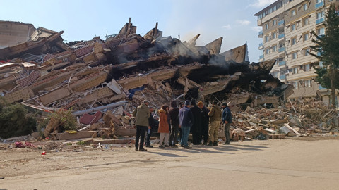 Hatay'da 51 Kişiye Mezar Olan Binanın Yapsatçısından Utandıran Savunma: 'Deprem Allah'tan Geldi, Bir Suçum Yok'