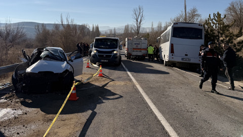 Yolcu Midibüsü Karşı Yönden Gelen Otomobille Çarpıştı: Yaralılar Var