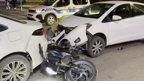 Aksaray'da Zincirleme Kaza! 3 Otomobille Motosiklet Birbirine Girdi