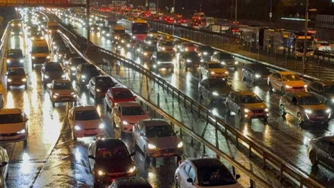 İstanbul'da Trafik Kilit! Araçlar Güçlükle İlerliyor