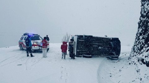 Yoğun Kar Yağışının Sürdüğü Siirt'te Yolcu Midibüsü Devrildi: Yaralılar Var