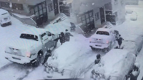 Kağıthane’de Dehşet Anları: Kayan Kamyonet Kar Topu Oynayan Çocuklara Çarptı