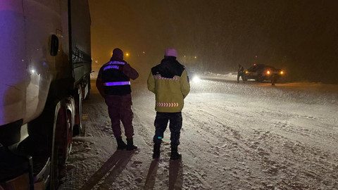Yoğun Kar Ulaşımı Aksattı! Kars-Ardahan Yolu Kapandı