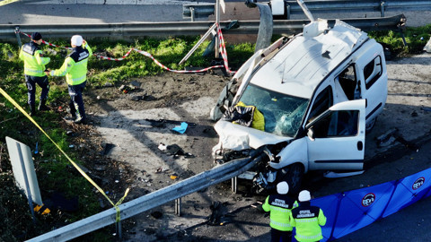 Düzce'de Korkunç Kaza! Bariyere Ok Gibi Saplandı, 2 Kişi Öldü