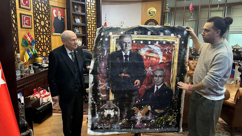 Devlet Bahçeli'ye Dikkat Çeken Hediye