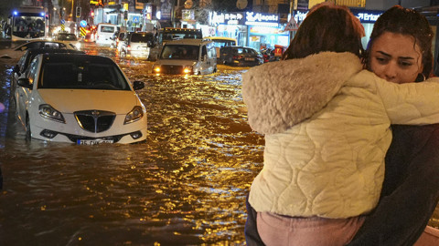 İzmir Sele Teslim! 4 İlçe Kabusu Yaşıyor... Evler Su Altında Kaldı, Duvarlar Yıkıldı, Rögarlar Taştı